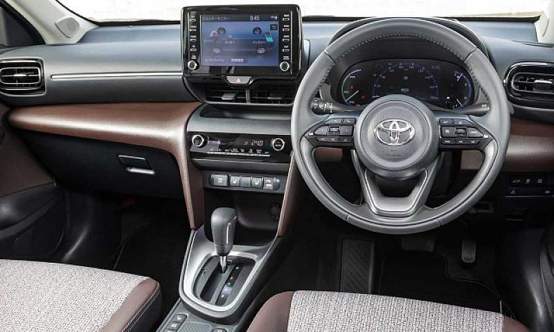 Toyota Yaris Cross -...