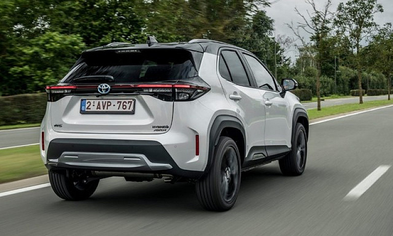 Toyota Yaris Cross -...