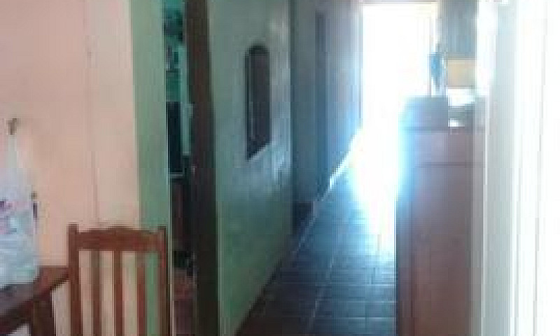 Vende-Se Uma Casa Em...