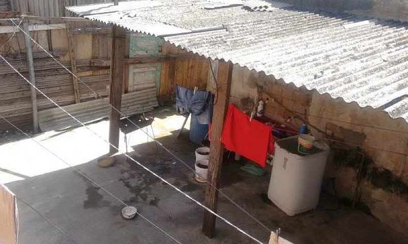 Vende-Se Uma Casa Em...
