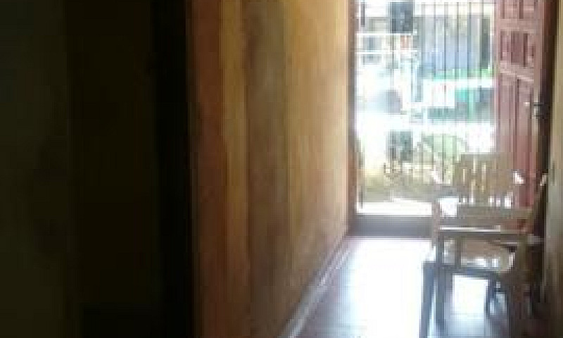 Vende-Se Uma Casa Em...