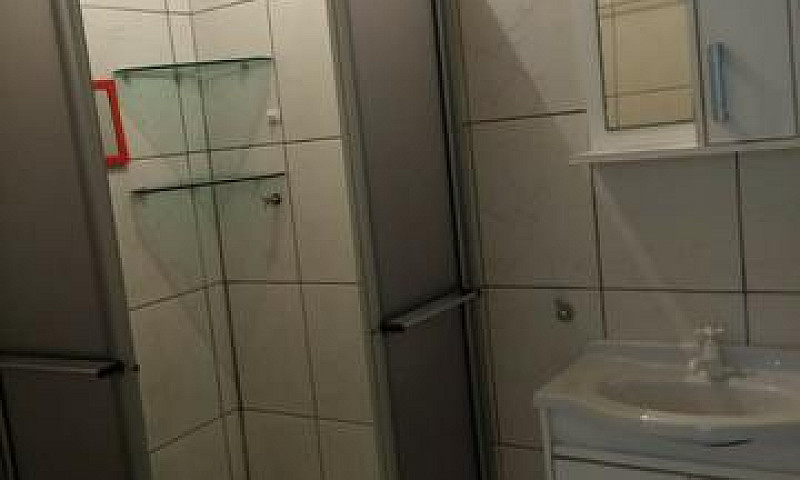 Aluga Casa De Fundos...
