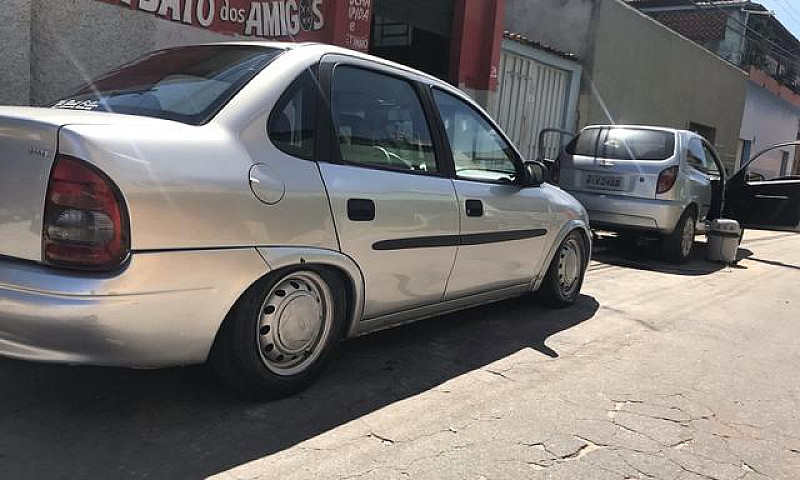 Corsa Sedã...