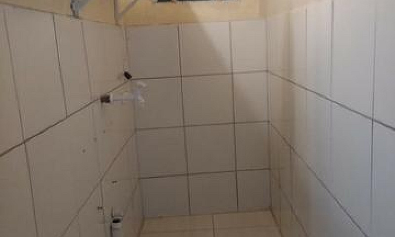 Aluga Casa De Fundos...