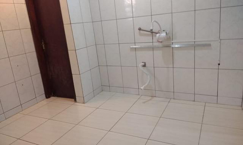 Aluga Casa De Fundos...