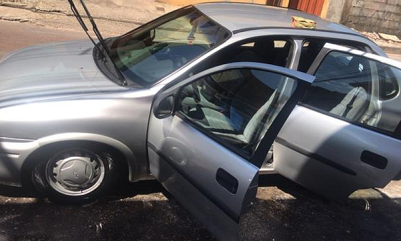 Corsa Sedã...