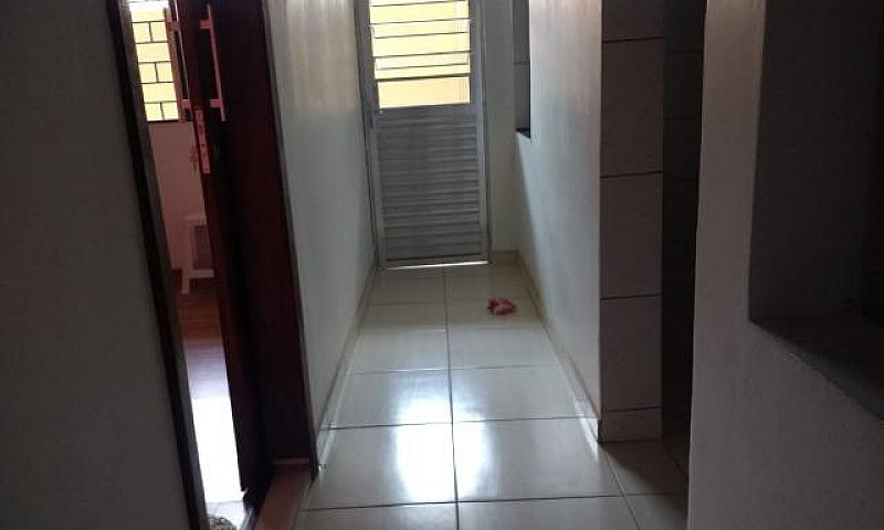 Aluga Casa De Fundos...