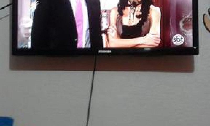 Vendo Tv Semi Nova...