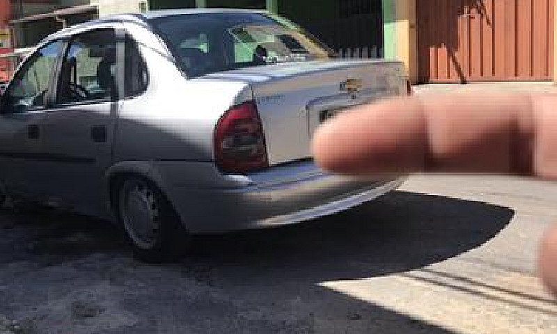 Corsa Sedã...