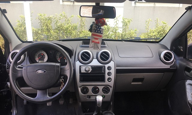 Ford Fiesta Sedã 1.6...