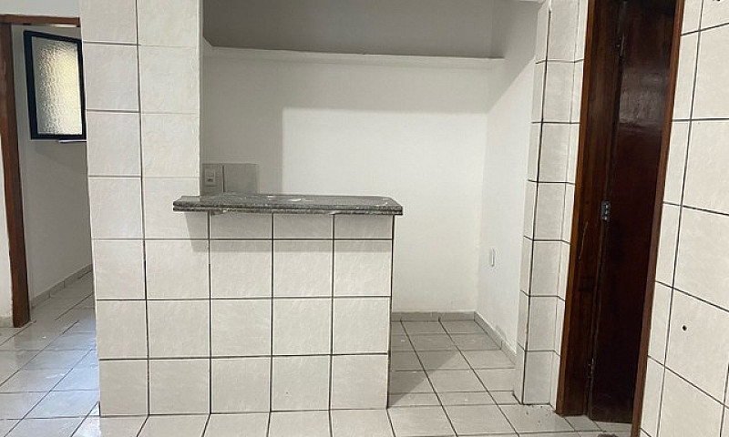 Kitnet Ampla Bem Pró...