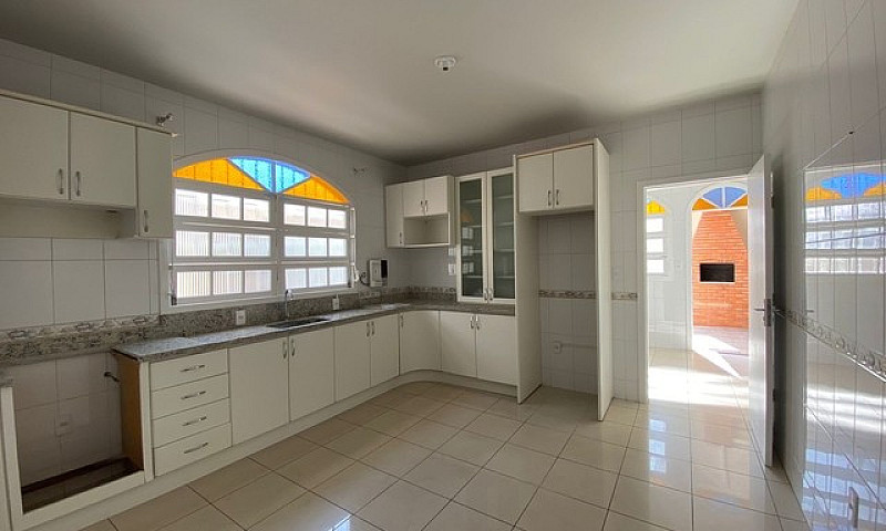  Casa Com 4 Dormitór...