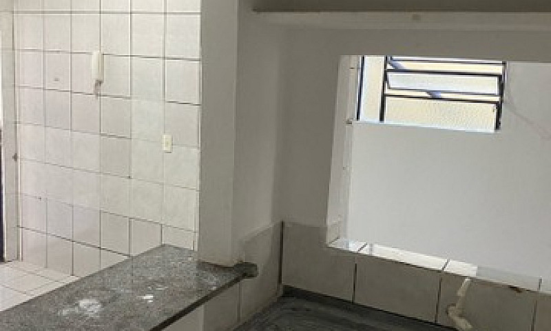Kitnet Ampla Bem Pró...