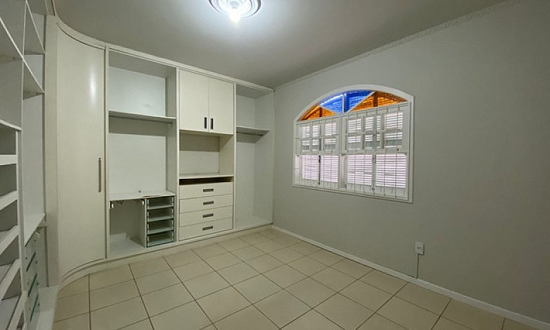  Casa Com 4 Dormitór...