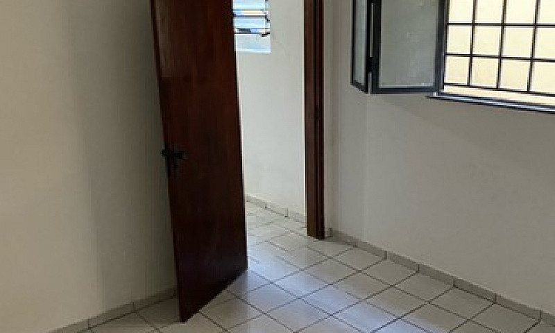 Kitnet Ampla Bem Pró...