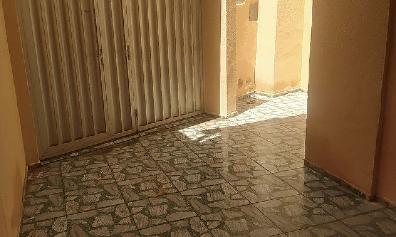 Aluga-Se Casa Com Ga...
