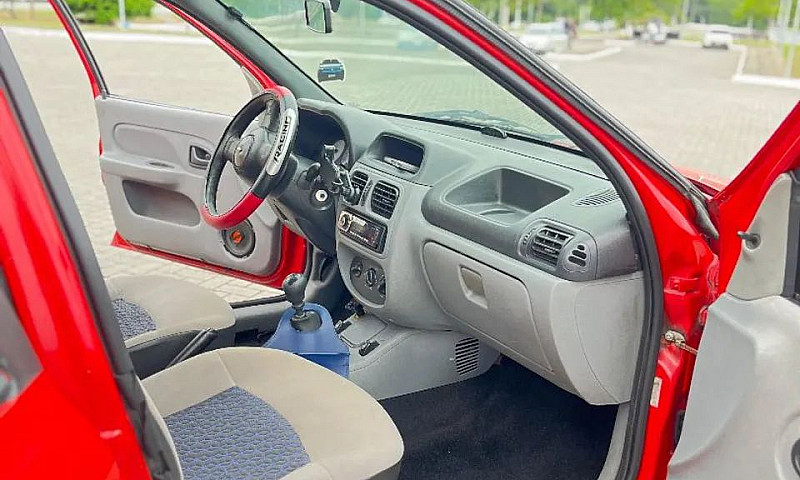 Renault Clio Authent...