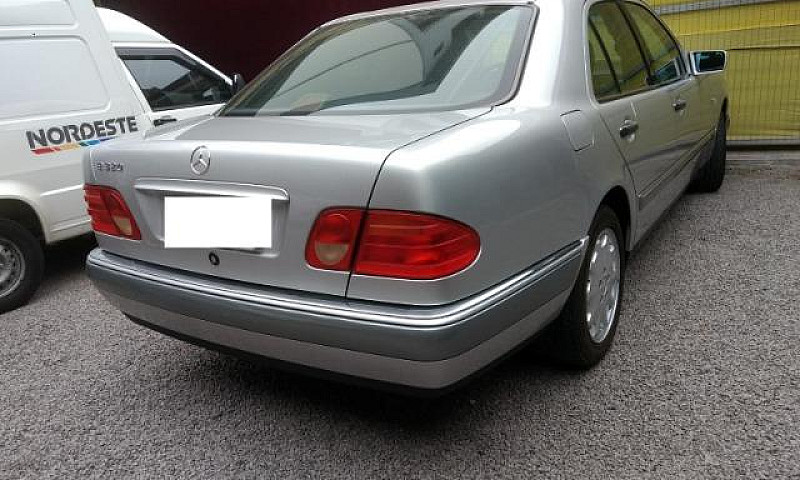 Mercedes-Benz E-320...