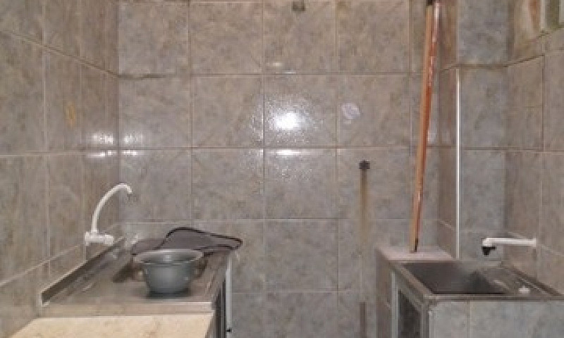 Alugo Casa Com 50 M²...