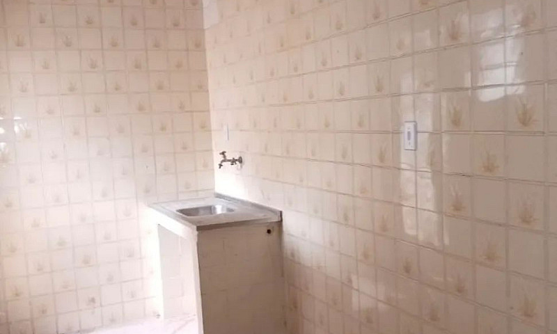 Aluga-Se Casa De 1 Q...