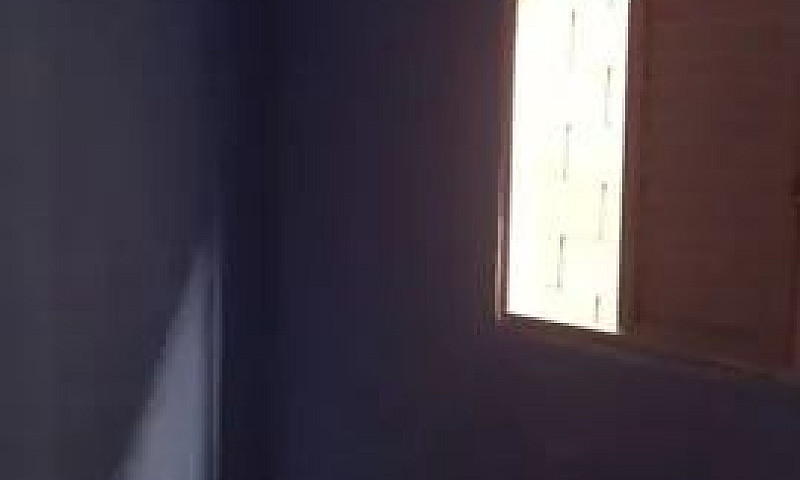 Aluga-Se Uma Casa Em...