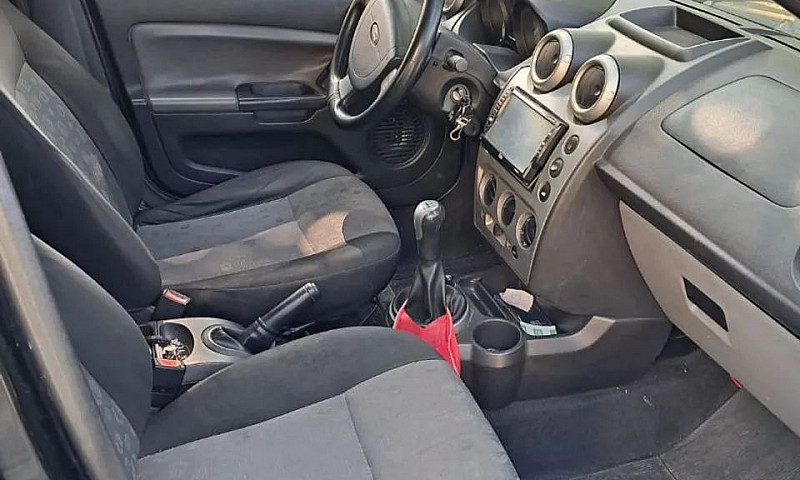 Ford Fiesta Sedan 1....