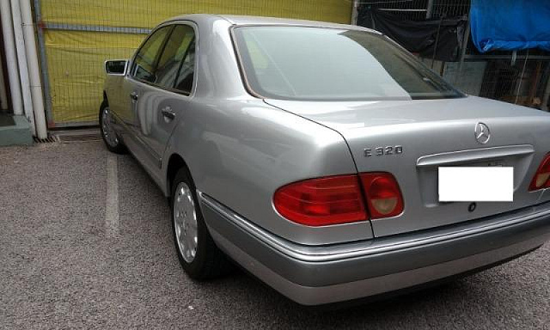 Mercedes-Benz E-320...