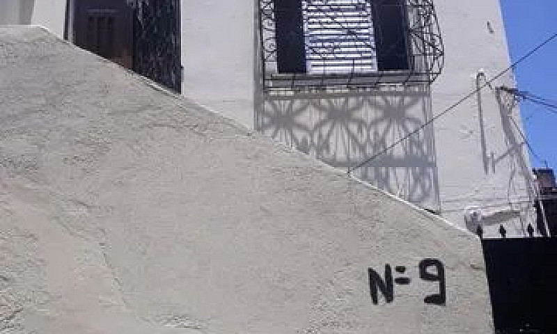 Aluga-Se Uma Casa Em...