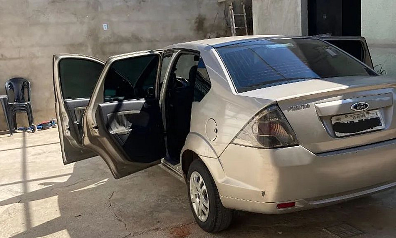 Ford Fiesta Sed. 1.6...