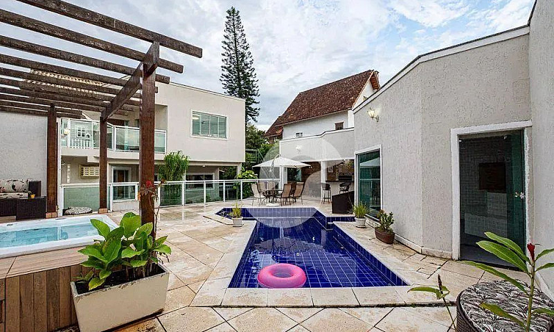 Casa Com 4 Suítes À ...
