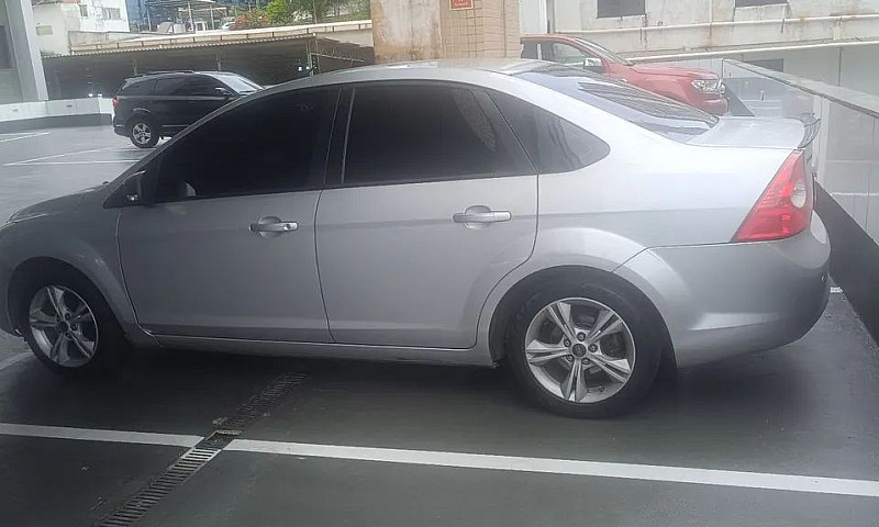 Ford Focus Sedan 2.0...