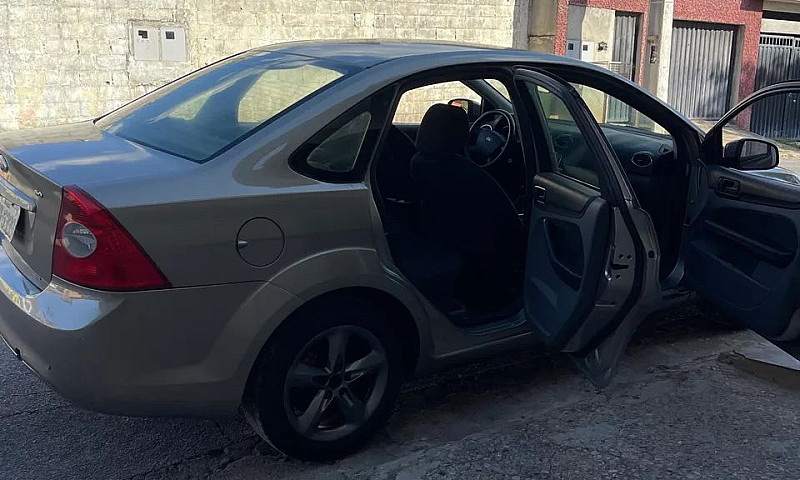 Ford Focus Sedan 2.0...