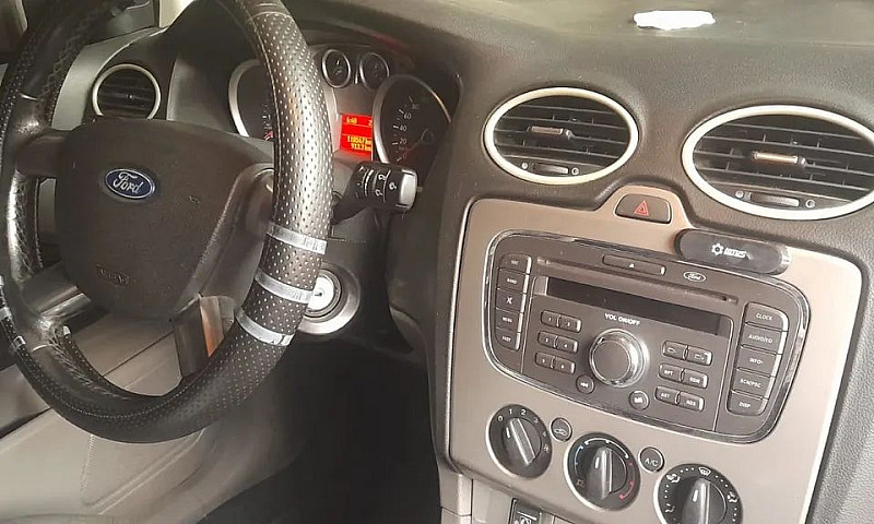 Ford Focus Sedan 1.6...