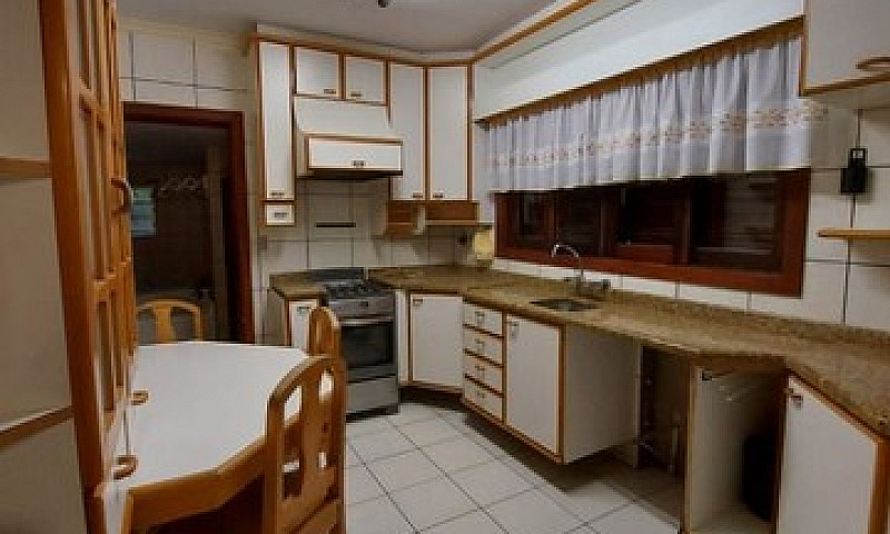 Casa Com 4 Dormitóri...