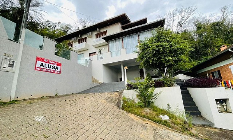 Casa Com 4 Dormitóri...