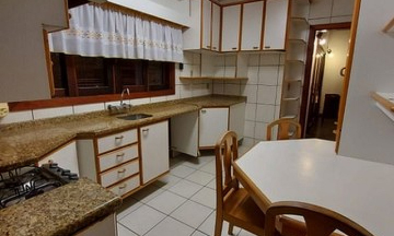 Casa Com 4 Dormitóri...