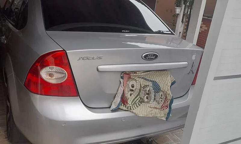 Ford Focus Sedan 1.6...