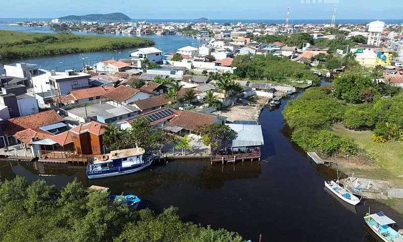 Casa De Fundos Para ...