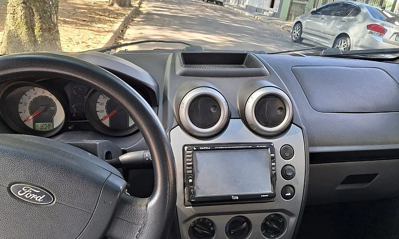 Ford Fiesta Sedan 1....