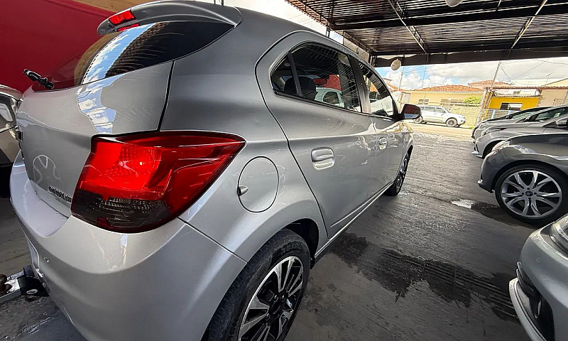 Chevrolet Onix Hatch...
