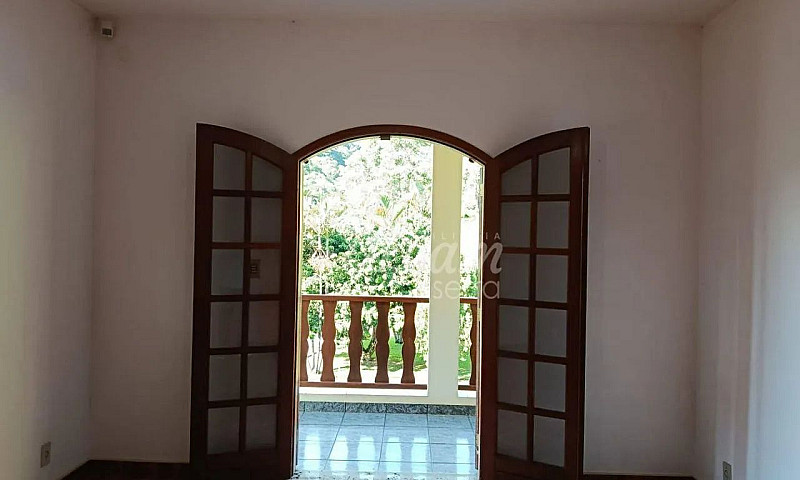 Casa Com 5 Dormitóri...