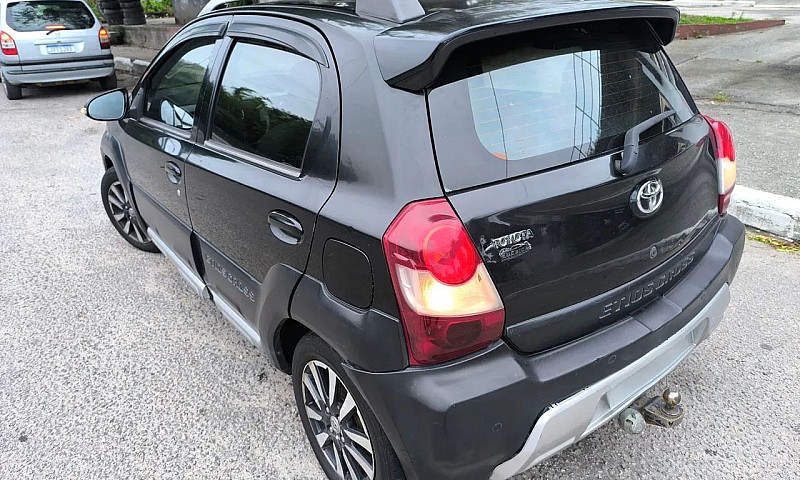 Toyota Etios Cross 1...