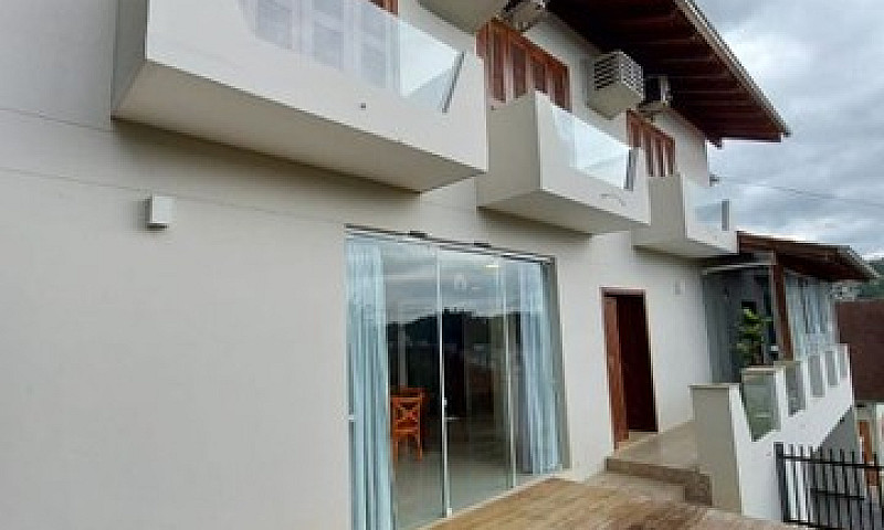 Casa Com 4 Dormitóri...