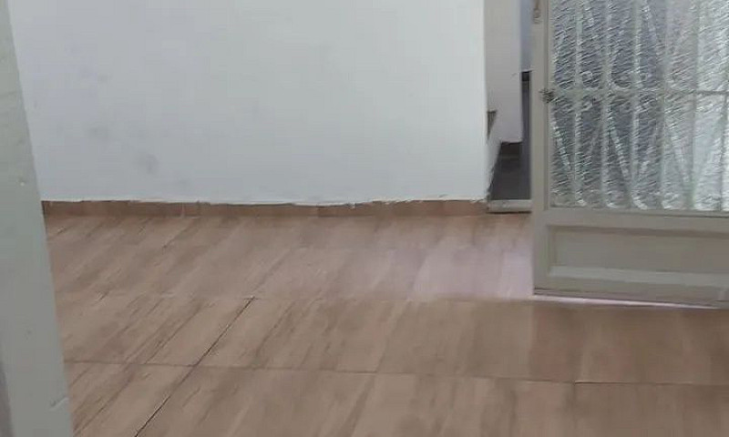 Aluga-Se Casa...