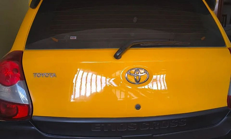 Toyota Etios Cross 1...