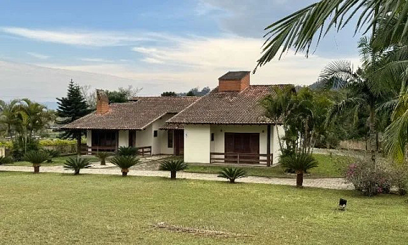 Ampla Casa Com 300M²...