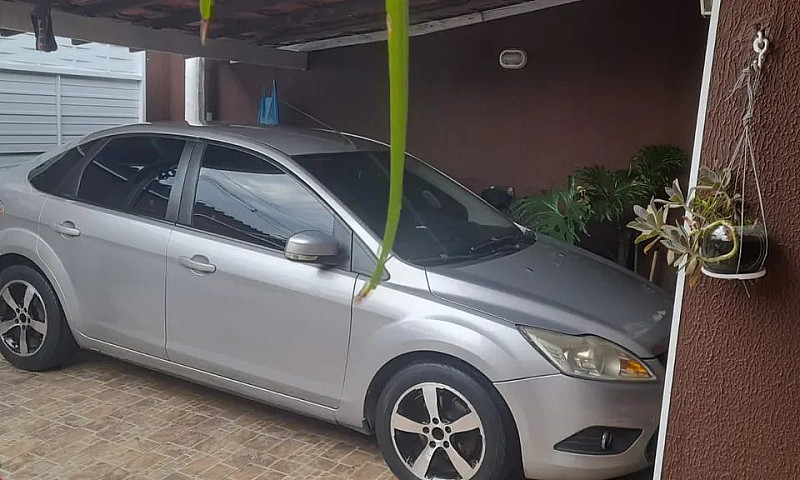 Ford Focus Sedan 1.6...