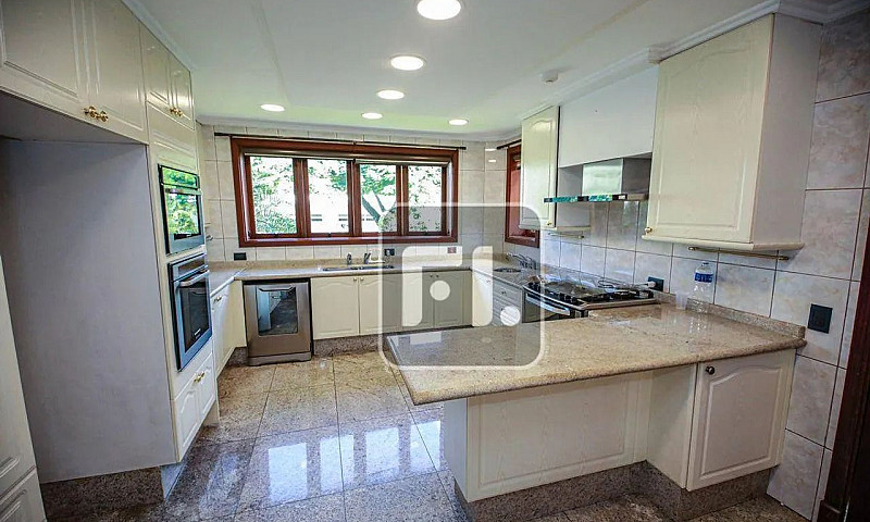 Casa Com 4 Dormitóri...