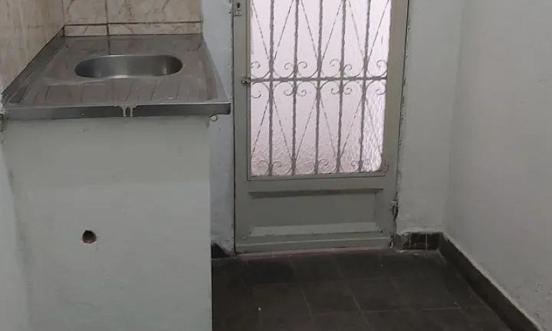 Aluga-Se Casa...