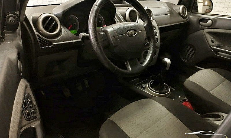 Ford Fiesta Sedan 1....